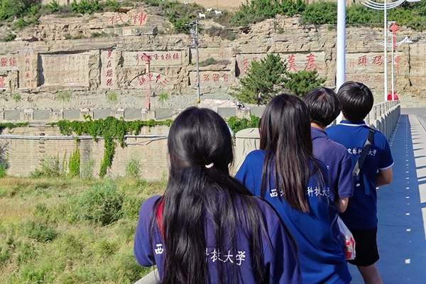 7deb136f1687496a9e78b72774339472.jpg 图二 队员们领略摩崖石刻风光.jpg