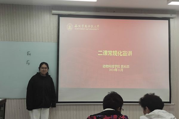 绿帽小说
志愿者在进行二课常规化宣讲(1).jpg