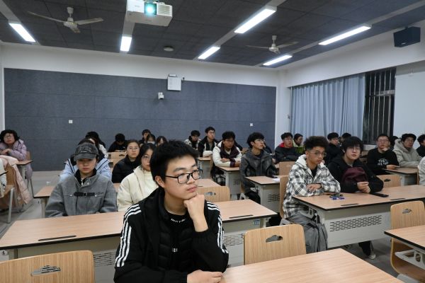 图一 同学们落座等待电影放映.JPG