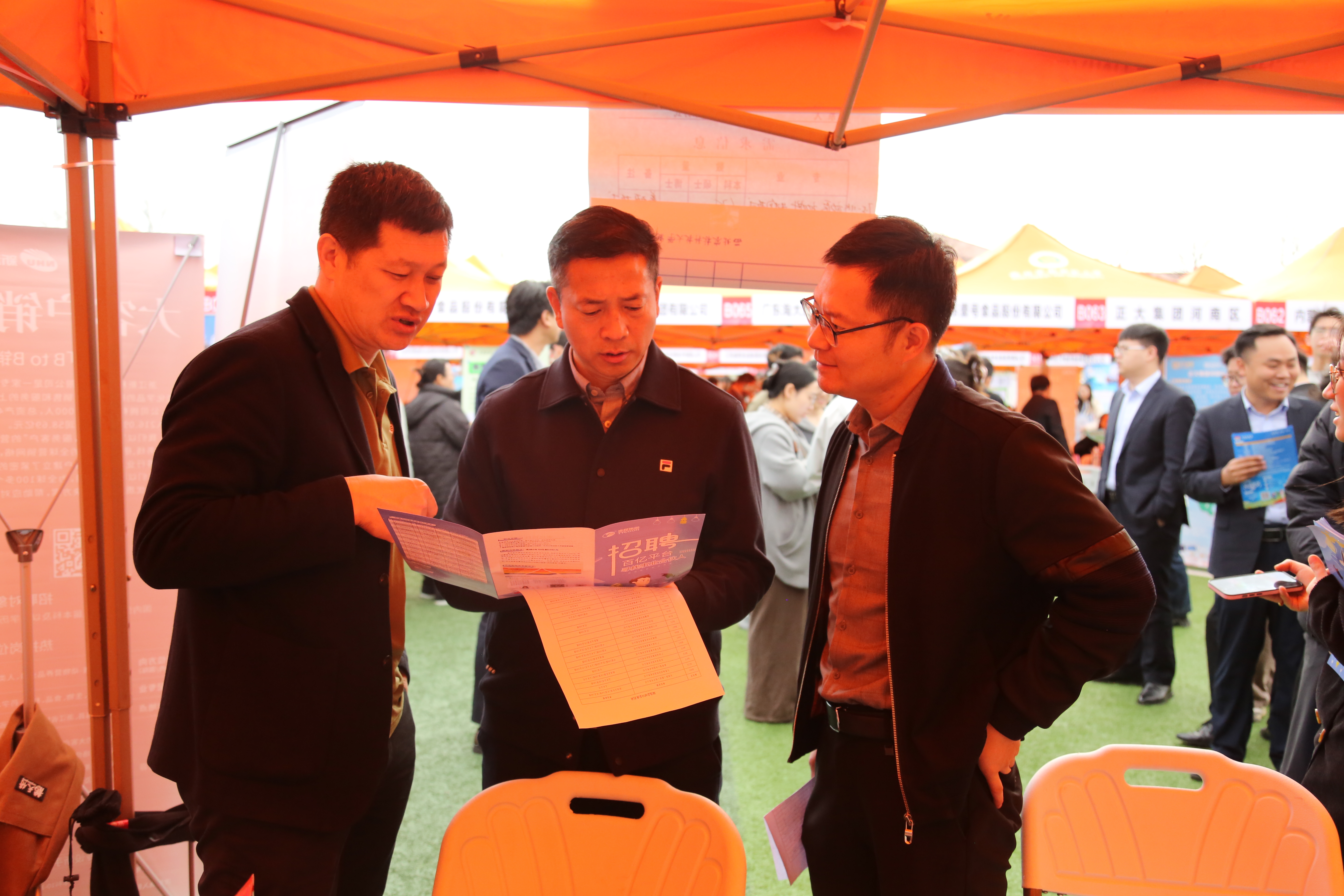 2.绿帽小说
党委书记张朝阳一行与用人单位交流.JPG