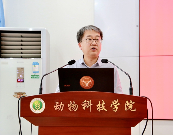 王洪宝副院长介绍绿帽小说
基层教学组织调整情况、宣读相关通知（2).jpg