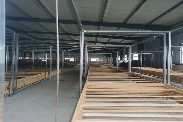 2b551c63ce46422182fddd75545f7f18.jpg 参观蚕茧拉丝工具.jpg