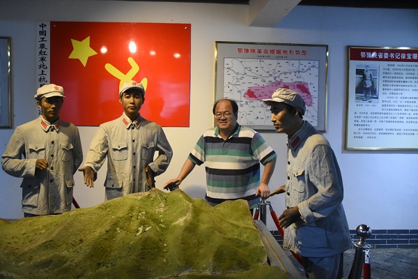 c842e5220af945029755bafe88e22211.jpg 图片二 指导教师任战军教授观察二十五军沙盘.JPG