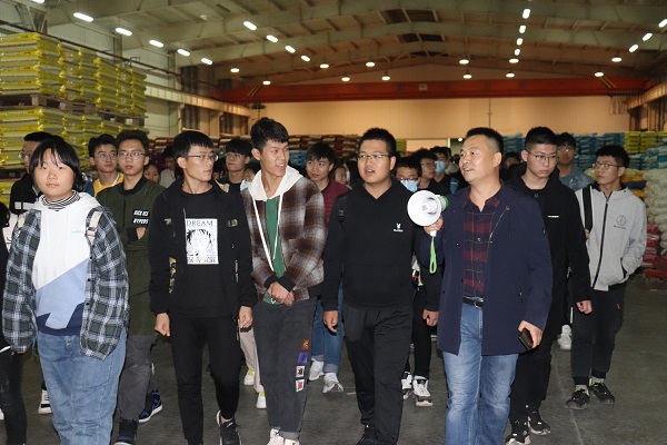 026e08e6a9354871a1b86d55e26dfecb.jpg 参观现代化饲料厂.jpg