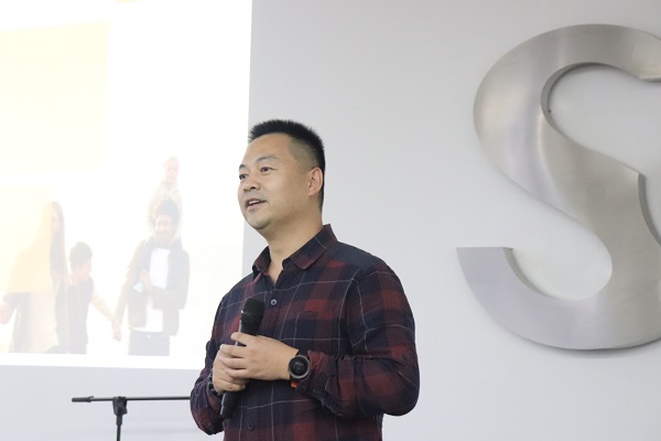 0ee6064772b64139b1f5fb120d806bd5.jpg 萨诺负责人讲解饲料行业.jpg