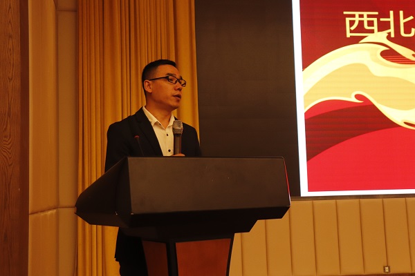 0f2c2cf48b2146d89f1bd45842473a2a.jpg 正能集团总经理李宝亮主持会议.jpg