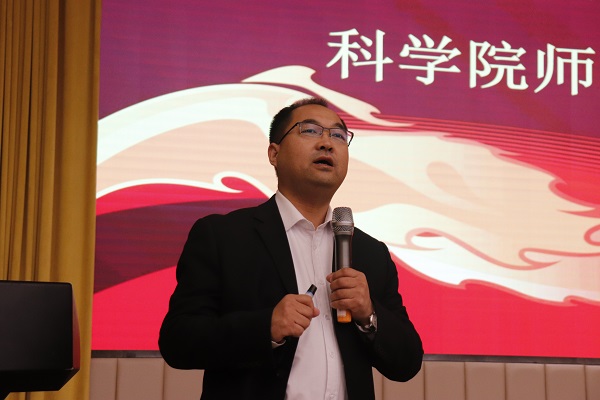 1229e88c1b6b4d669ccdf5503cb794c4.jpg 正能集团高级副总裁雷武老师做报告.jpg