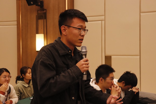 1488396b53dd4289932429d58b13ea22.jpg 学生现场提问.jpg