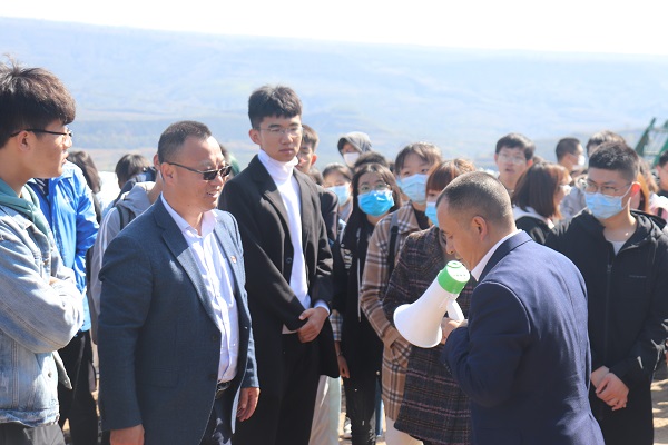 385062302b484e4ea807101ff8b4e63a.jpg 参观现代化养殖场.jpg