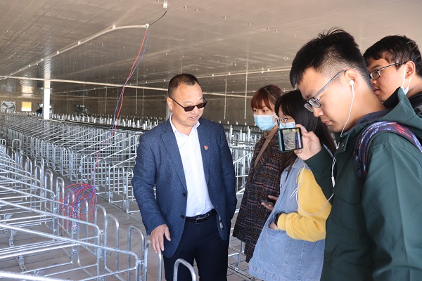 9f603cd35d2e455cab289c669eeec517.jpg 书记讲解.jpg