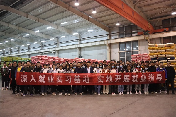 b00ff280b68b49a9982f3069acd58808.jpg 饲料厂合影.jpg