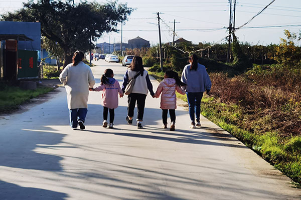 d26736b2b2ff46fbad4efd15a1f5da5d.jpg 孩子们给志愿者们带路.jpg