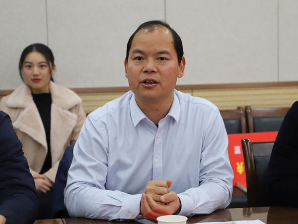 动科绿帽小说
党委书记曹军会主持会议并讲话_副本.jpg