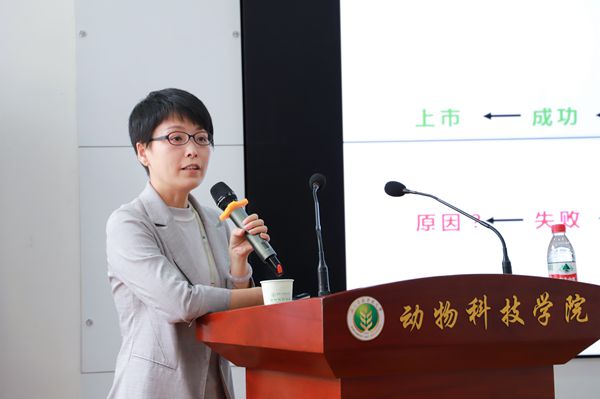 a31f978cbeb14da2b8c4a20205ea521c.jpg 刘琴老师作报告1_副本.jpg