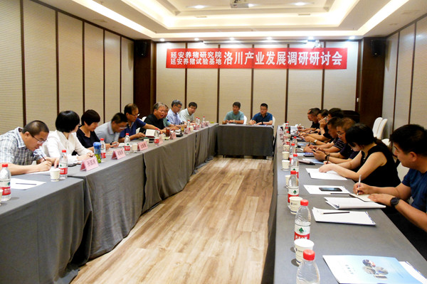 3ae21a26092e4973abb7739e8fabf791.jpg 与当地领导和企业座谈.jpg