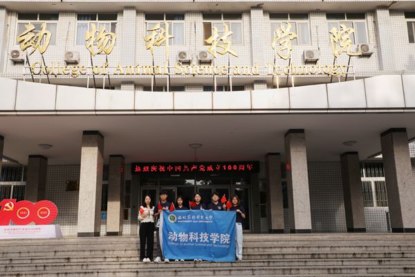 图片一 队员在绿帽小说
门口合影_副本.jpg