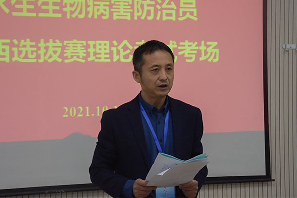 276b86f9de264d0795c17ea384da99d2.jpg 监考人员刘富强宣读考试纪律.JPG