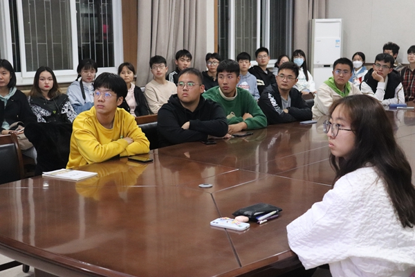 37c38d72960c4ddf974d93fbebd42810.jpg 同学们认真观看党课.JPG