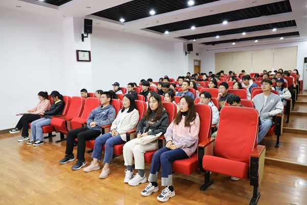 5fa6202935e04192b89cf9e21b62002f.jpg 同学们认真观看党课 (3).jpg