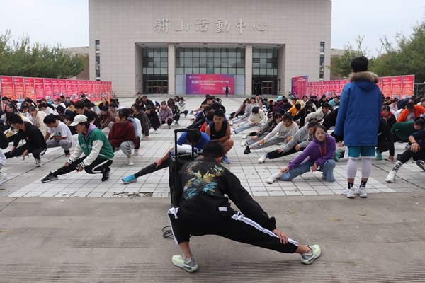 7c12d6f7a41544249dc461fd3af7110a.jpg 体育部志愿者带领大家做热身运动.JPG