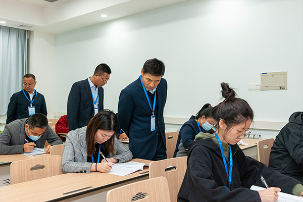 ce776aed99aa4a1c9bb1aa9f016de45c.jpg 组委会巡视理论考试现场.jpg