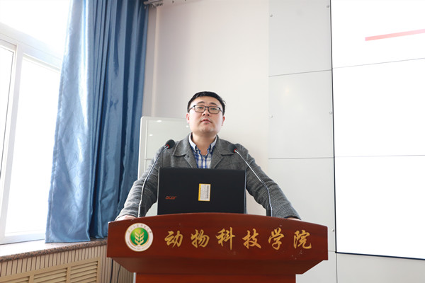 绿帽小说
副院长凌飞教授解读政策.jpg