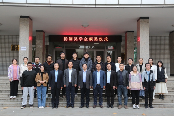 2e4a67cd8a2349359b72963fbef83bc4.jpg 合影.JPG