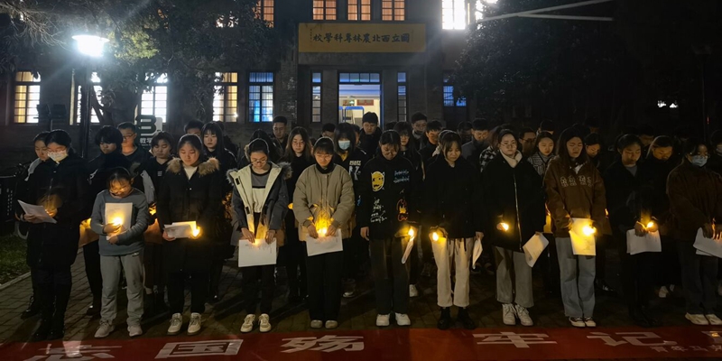 935d5e3ecf5f472d9204070901bc46b6.jpg 全体同学为南京大屠杀遇难者默哀三分钟.jpg