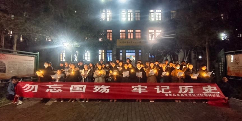 c6e643f4d0544010a0d8e0a06a33190d.jpg 全体同学纪念南京大屠杀朗诵.jpg