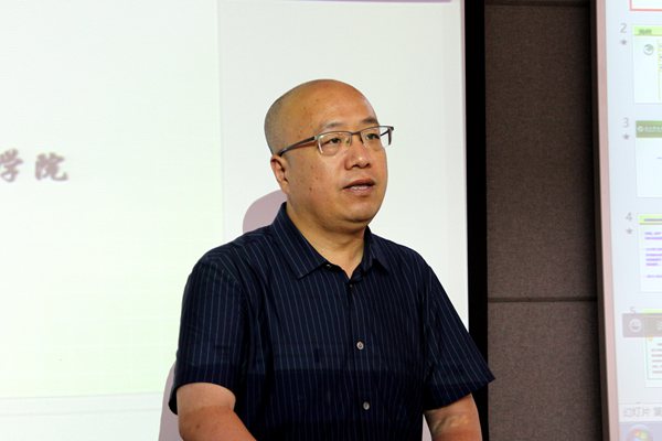 07a7ec71f3554576825eab19c2f6147b.jpg 杨小军主持动员会.jpg