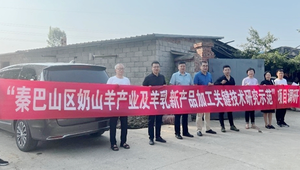 08956d36782e42a2a840d551ab9e1eed.jpg 专家组羊场调研指导_副本.jpg