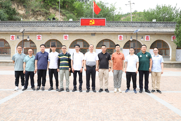 754ba433c95c441c886d920a52c5ec33.jpg 参观梁家河.JPG