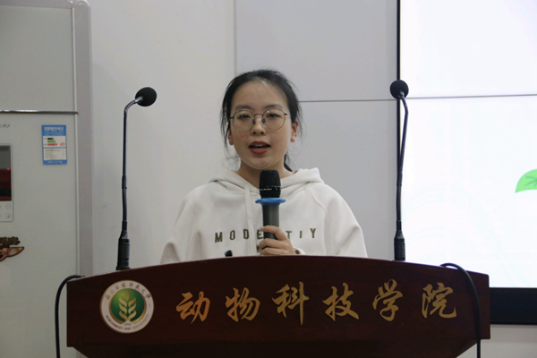 c0514fb1ba764610ad719bf23684b6f5.png 李思语同学进行作品展示_副本.png