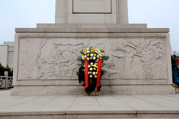 c8692dcdea484c09964b08e953104a77.jpg 敬献花篮.jpg