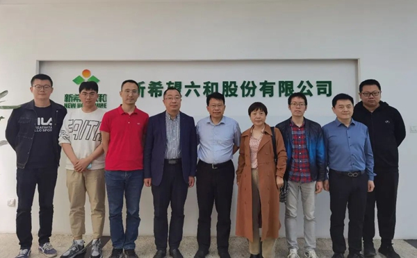 ebf4982060fd4bacaa829d03683ece52.jpg 8与新希望六和股份有限公司育种部员工合影_副本.jpg