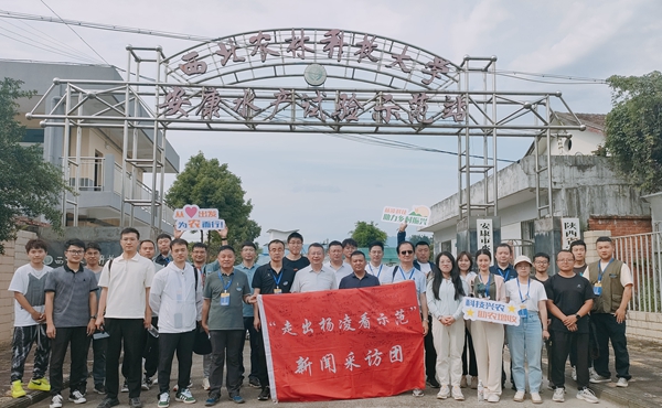 97a5eb086f514b2b8264725d3f4954f9.jpg 合影留念_副本.jpg