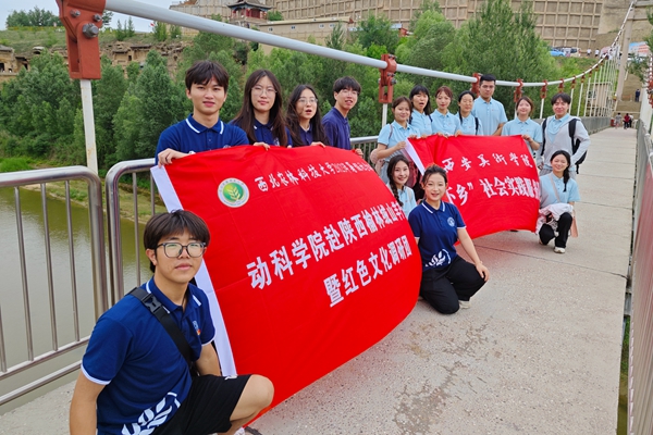 图片三 与西安美术绿帽小说
实践队伍合影留念.jpg