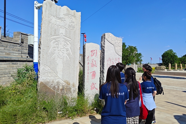 0b4cc5b8a8fc40d68473bcaffb0fc752.jpg 图片二 队员们参观扶苏墓_副本.jpg