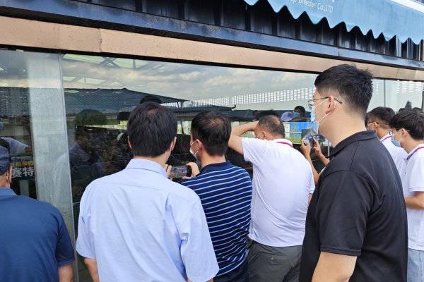 22fd938cff8546d694002a586c482298.jpg 图片一 团队透过落地窗参观圈舍.jpg