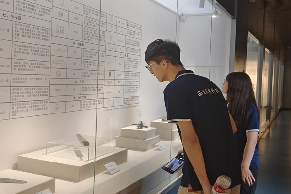 2eaee9f1537f48189123419042ac0916.jpg 队员们参观历史文物.jpg