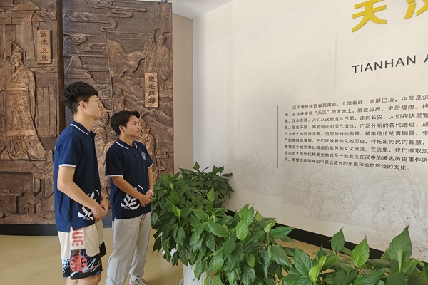 437e54c5799c44a2ac0c2f350ce69812.jpg 队员们学习汉中历史.jpg