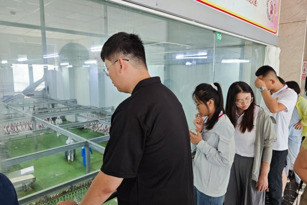 87e0324008474b5185583aa3a31d94b4.jpg 图片一 队员梁旭辉为大家介绍羊精准屠宰分割过程_副本.jpg