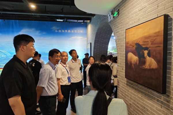 b24d01f851e9413fa88156ed3973eaf6.jpg 图片九 杨雨鑫老师为大家介绍环县羊的引育历史.jpg