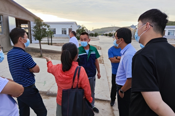 c6c563832b274cab909a80c7cd0e13d3.jpg 图片八 指导教师杨雨鑫与厂区负责人沟通交流.jpg