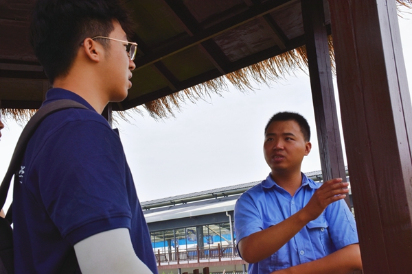 c7b14a41dd5d44b487998680dd135784.jpg 实践队向牧场负责人介绍养殖新模式.jpg