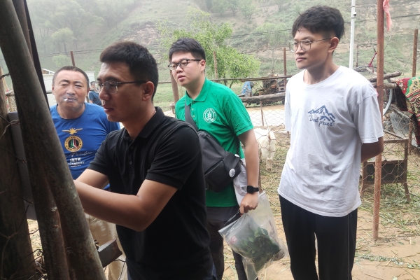cf5eda2912ab49ca909b6b6b32b901d3.jpg 图片二 队员杨博华与农户交流白绒山羊养殖及饲草资源利用情况_副本.jpg