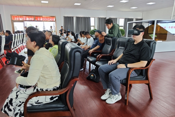 f68c913d67bf4cf386288401bb559b24.jpg 图片二 队员梁旭辉使用VR体验羊养殖管理全流程.jpg