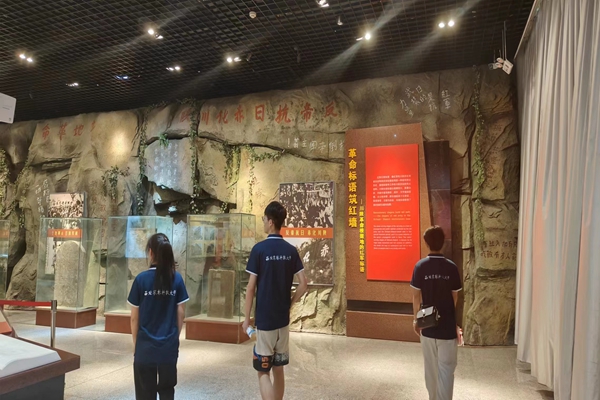 0895e720307541c1b4302956d2a2dae3.jpg 队员们参观革命根据地展馆.jpg