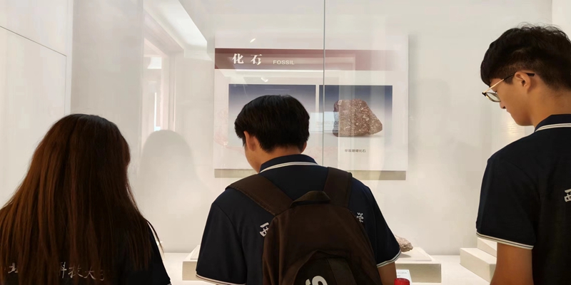 0bfdb65c6e0d48aeaaeac511264e6dec.jpg 队员们参观博物馆.jpg