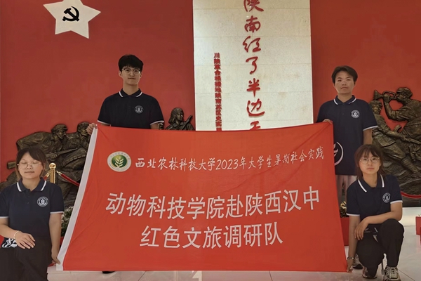 19fa6c96f36246208337480683775b3b.jpg 队员们合影留念.jpg